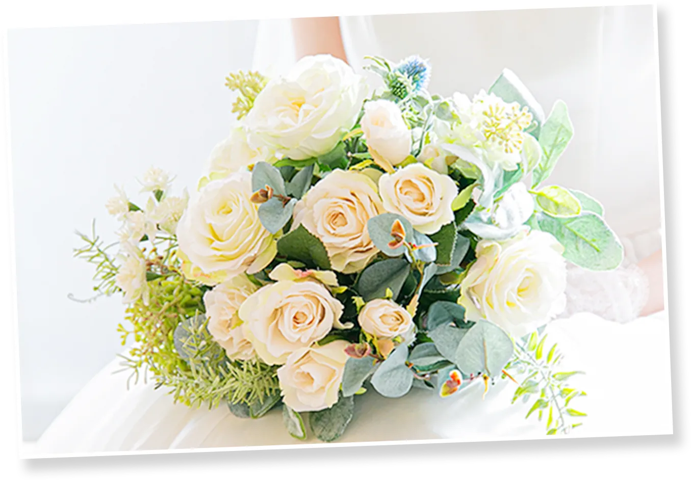 花束を手に持つ花嫁